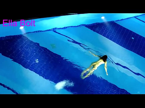❤️ Abdi teu tiasa ngeureunkeun nonton, pirang ngora bray ngojay buligir di ELLA bolt Resort kolam renang ❤️❌ porno super di urang